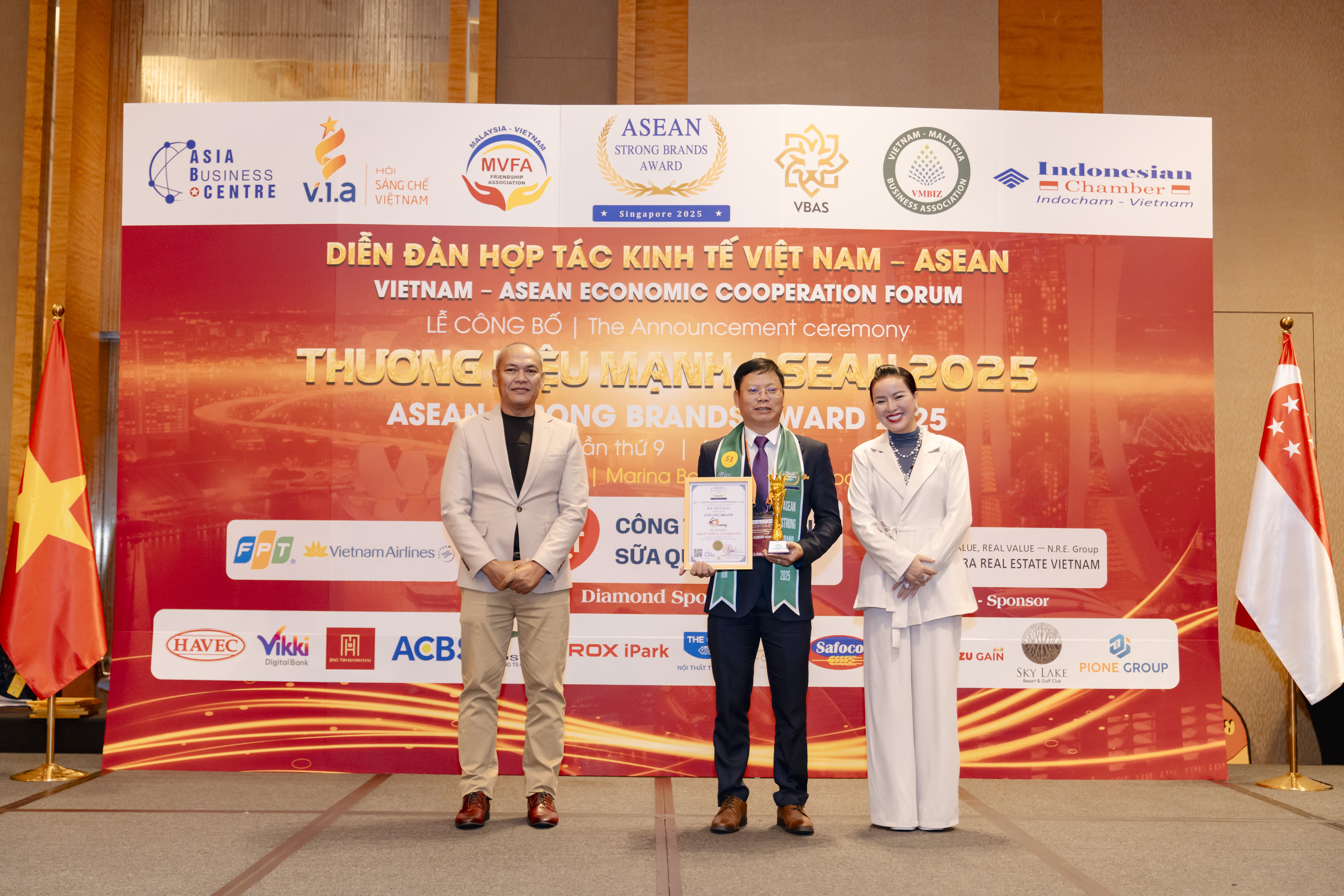 Hình minh họa bài viết: Doanh nhân ưu tú tại Diễn đàn hợp tác kinh tế Việt Nam - Asean tại Singapore ngày 26/4/2025